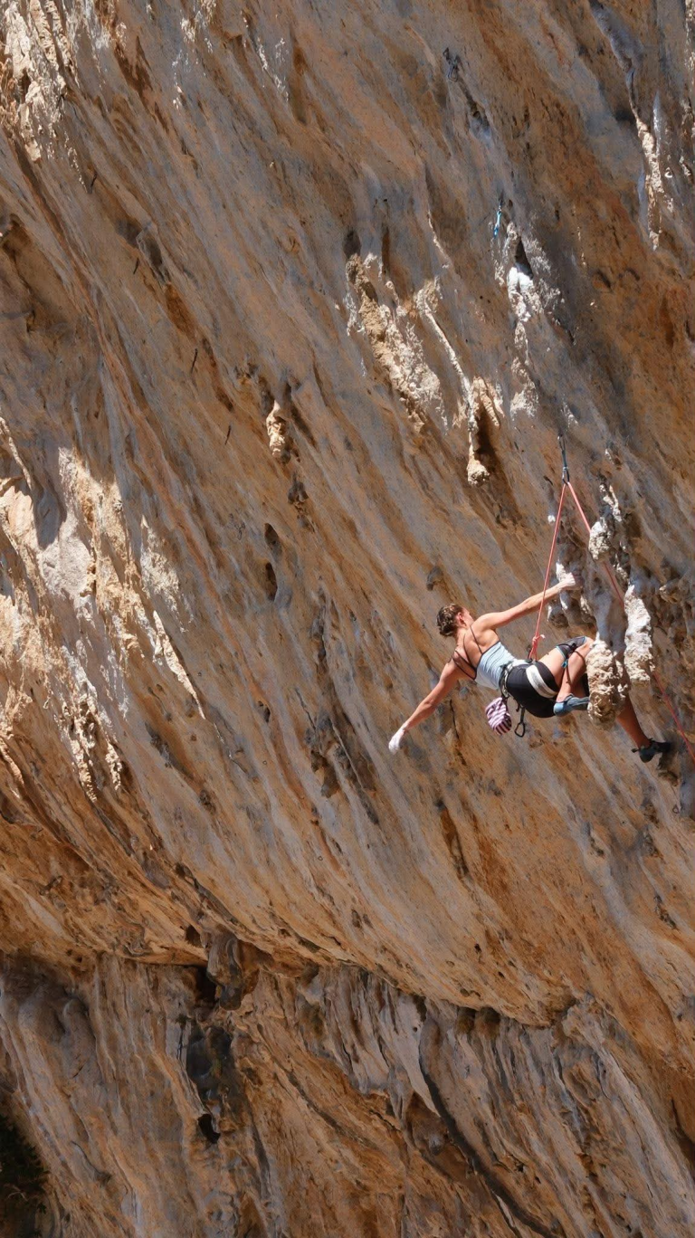 Alexia en escalade sur une falaise