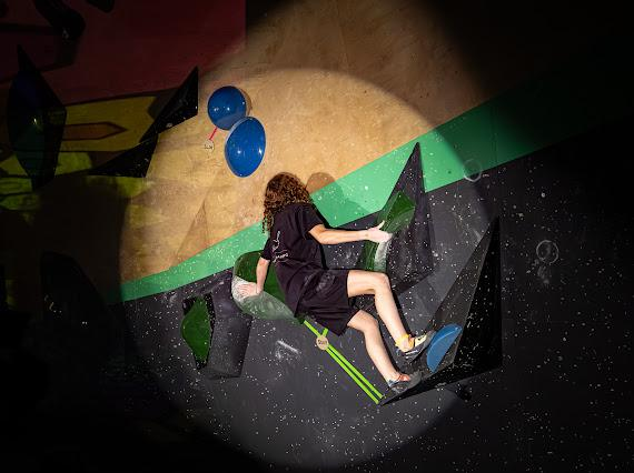 Elena sur un mur de bloc en salle