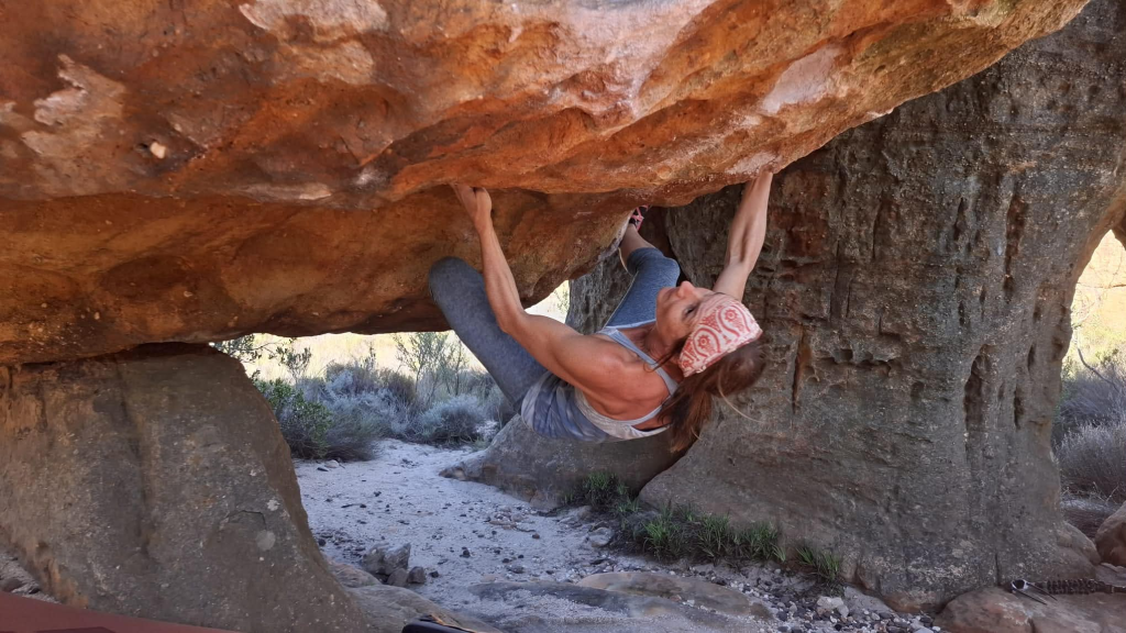 Nathalie en bloc sur un toit rocheux